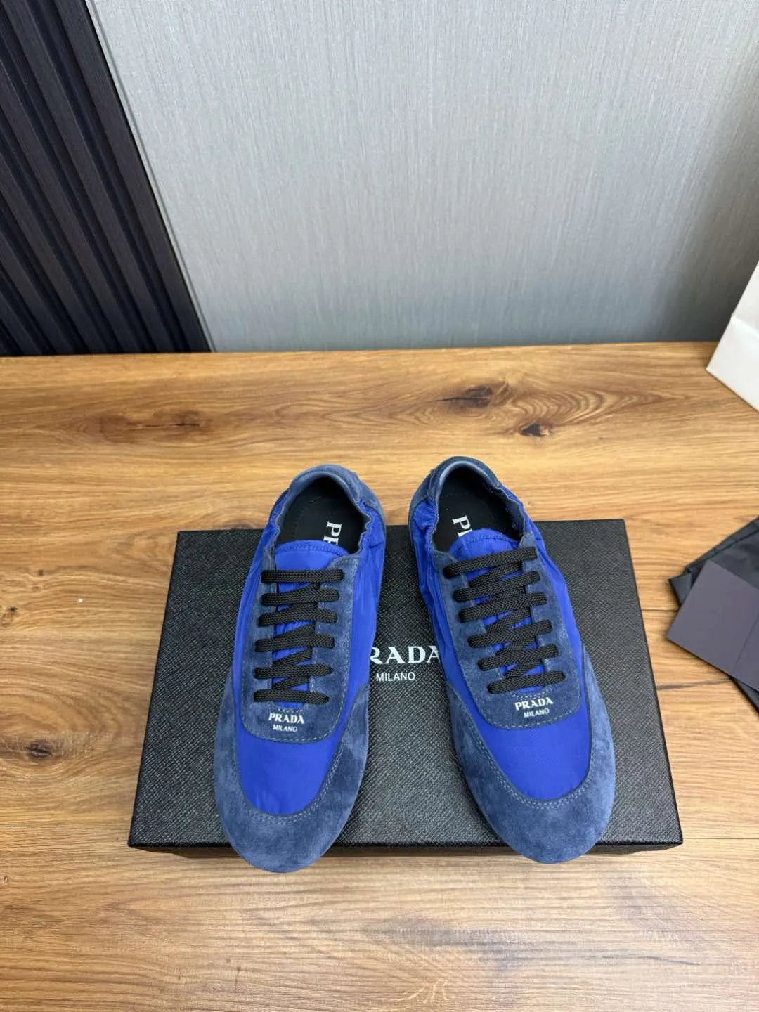 Men's shoes 💰600💰 PRADA 2025 Early Spring Collapse New Couple Style Sports Shoes Moral Training Shoes The name Collapse comes from the fact that it can be easily put on and taken off with bare hands. The light and comfortable features make it more relaxed and casual. The side elastic design can be worn twice! Super comfortable catwalk sneakers, as light and thin as ballet slippers, as comfortable as sneakers, comfortable and super light on the feet. Fabric: nubuck leather spliced ​​with nylon cloth. Silk cowhide foot pads. Size: Women's code 35/40 Men's code 39/45